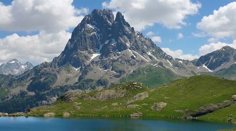 Le Pic du Midi d'Ossau, emblème des Pyrénées béarnaises, vallées d'Aspe et d'Ossau