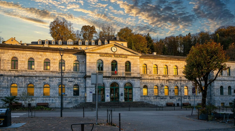 Les Grands Thermes de Bagnères-de-Bigorre au coucher du soleil — consultant stratégie Haute-Bigorre