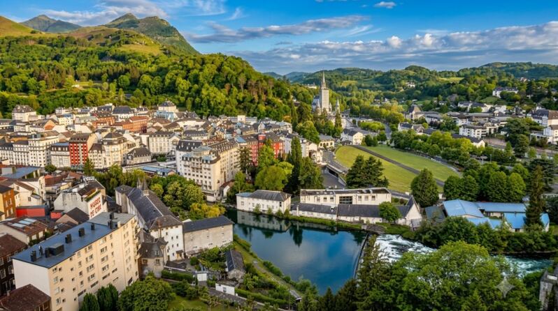Vue aérienne de Lourdes, le sanctuaire et le Gave de Pau — consultant stratégie PME Hautes-Pyrénées
